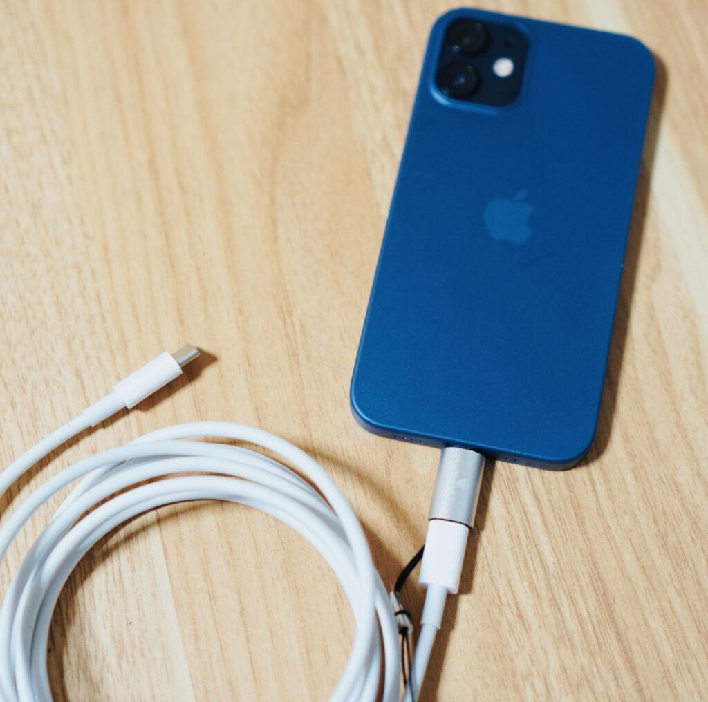 USB-CケーブルでiPhoneを充電