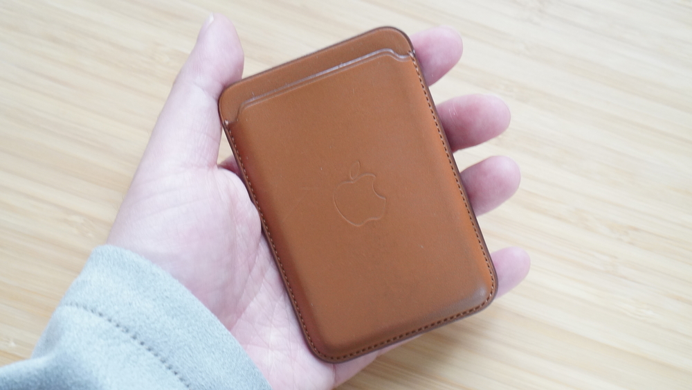 leather_wallet_hand
