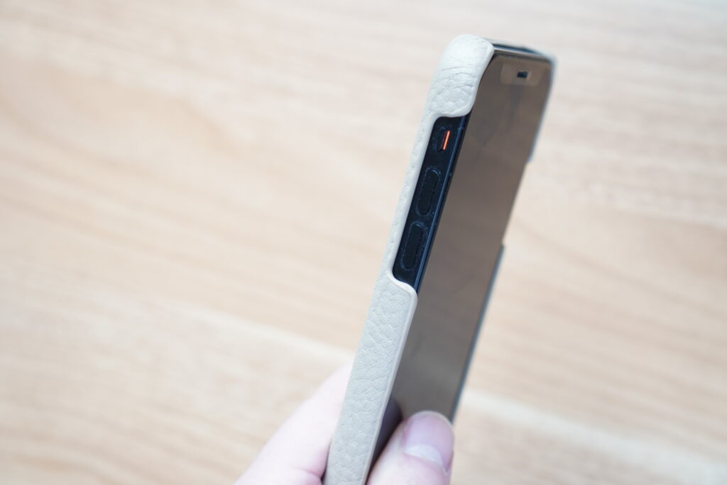 ミニマルベーシックなiPhoneケースをiPhone 12 miniに装着
