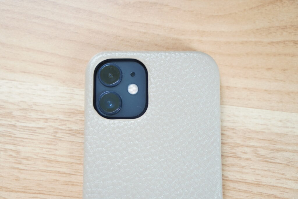 ミニマルベーシックなiPhoneケースをiPhone 12 miniに装着