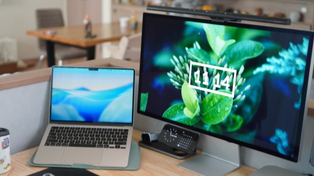 多機能キャリーケースを外部モニターと一緒に使う