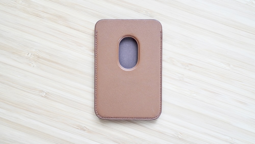 Apple_iPhone_leather_wallet_back
