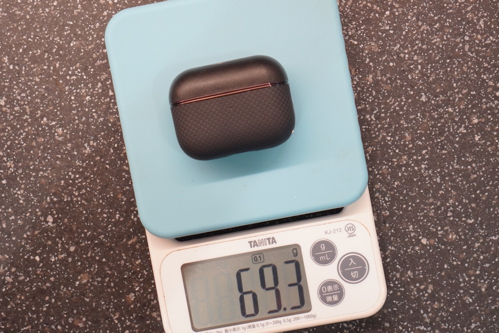 PITAKAのケースを装着した状態では69.3g