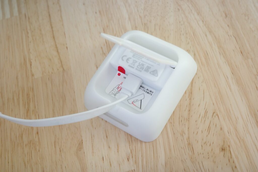 背面の端子に電源を供給する