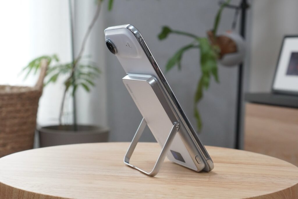 MagOn Watch Slim 5000 アップグレード版は、スタンド搭載のモバイルバッテリー