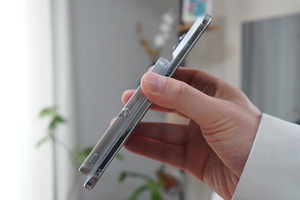 MagOn Watch Slim 5000 アップグレード版の薄さ