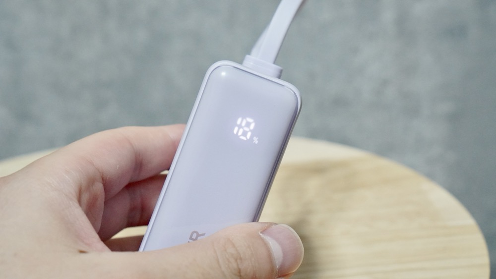 Anker Power Bank (30W, Fusion, Built-In USB-C ケーブル) のバッテリー表示