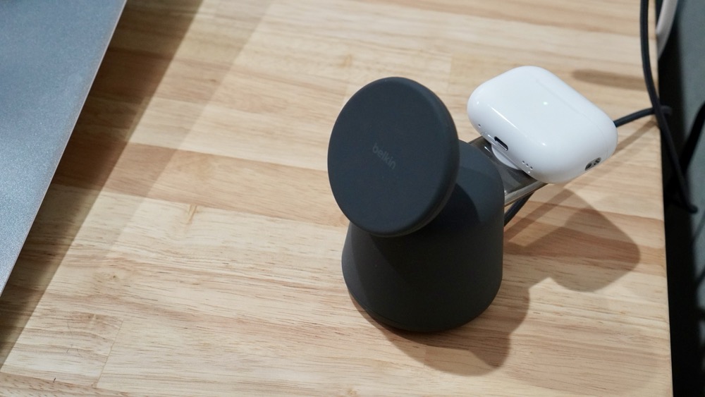 Apple Watchの充電器でAirPods Proを充電する