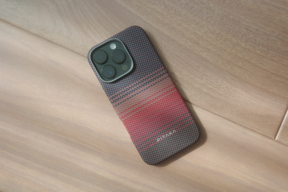 浮織ケース（Sunset）をiPhone 16 Proに装着