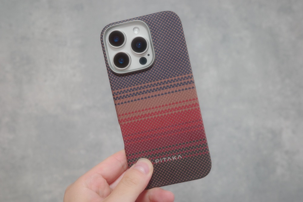 iPhone 16 Pro(ホワイトチタニウム)に装着