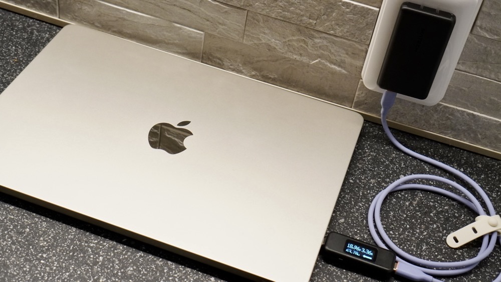 MacBook Airを充電する様子