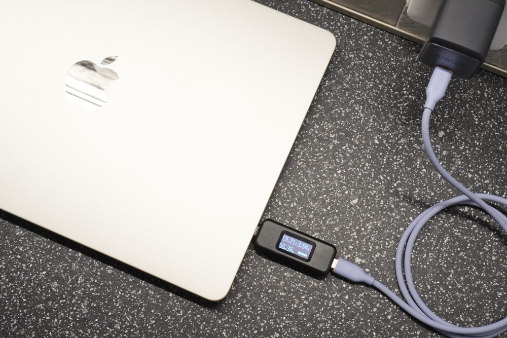 Anker Nano II 65WでMacBook Airを充電