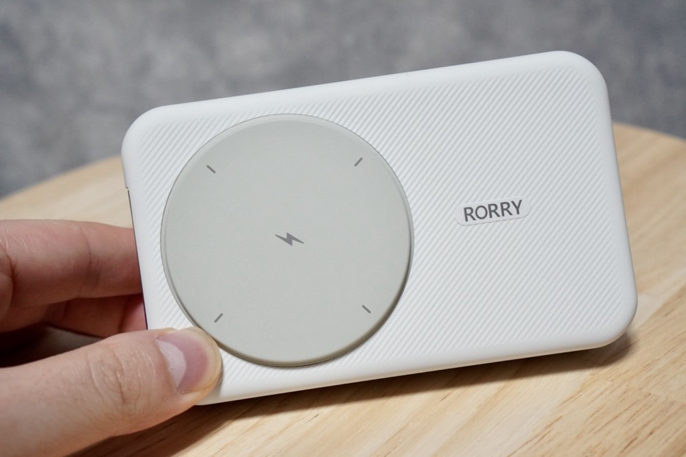 RORRY 4in1ワイヤレスモバイルバッテリーの前面