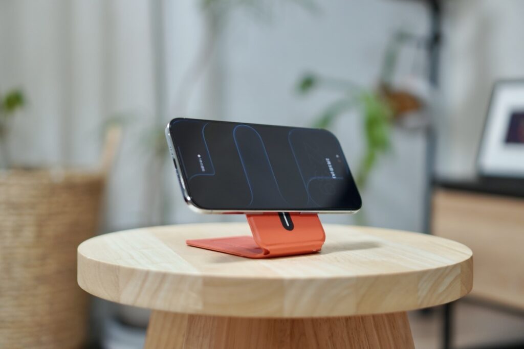 MOFT 8-in-1多機能スタンドのフローティング(ローアングル横)