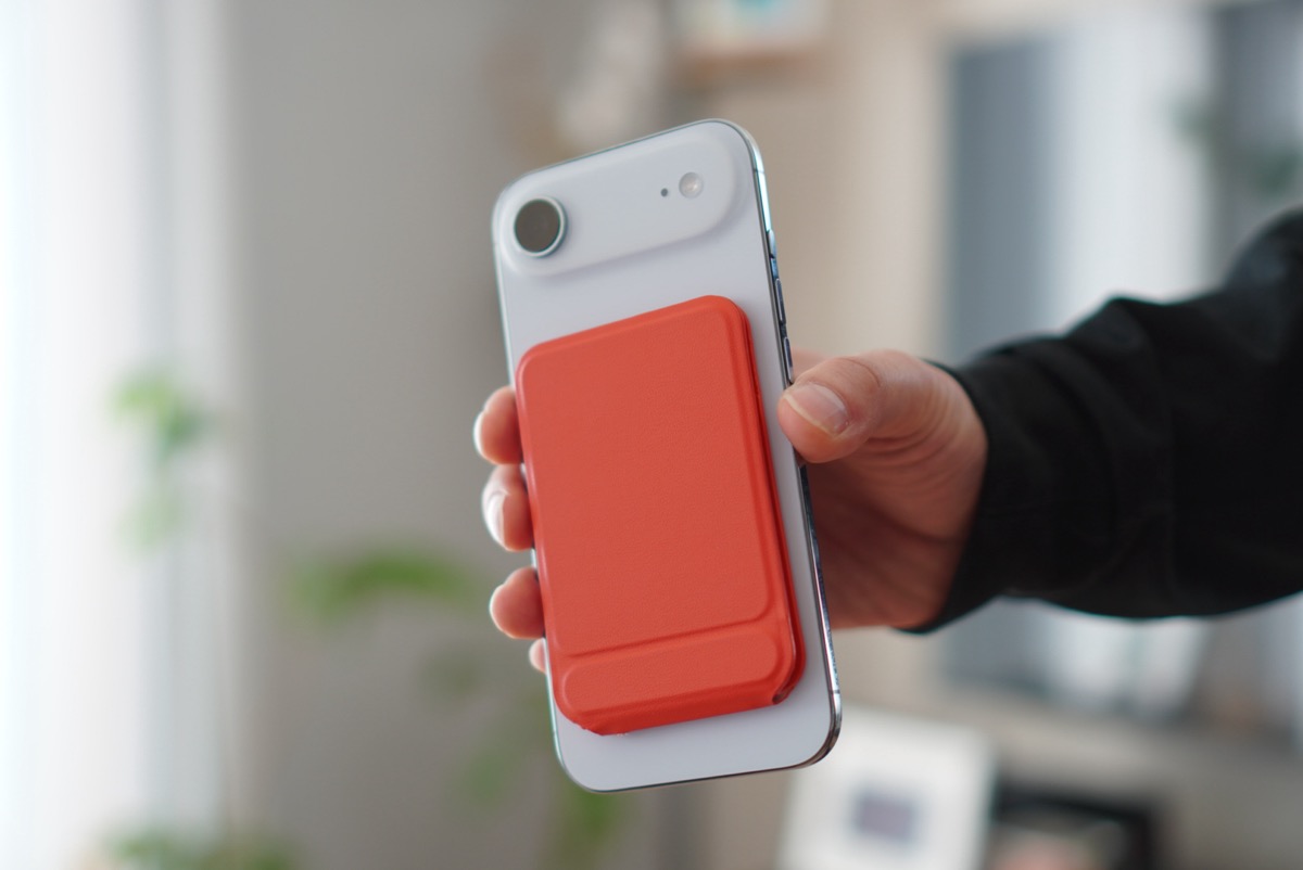 MOFT 8-in-1多機能スタンドをiPhoneに装着した様子