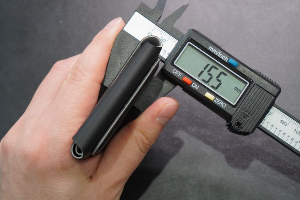 スタンドありモデルの厚さ