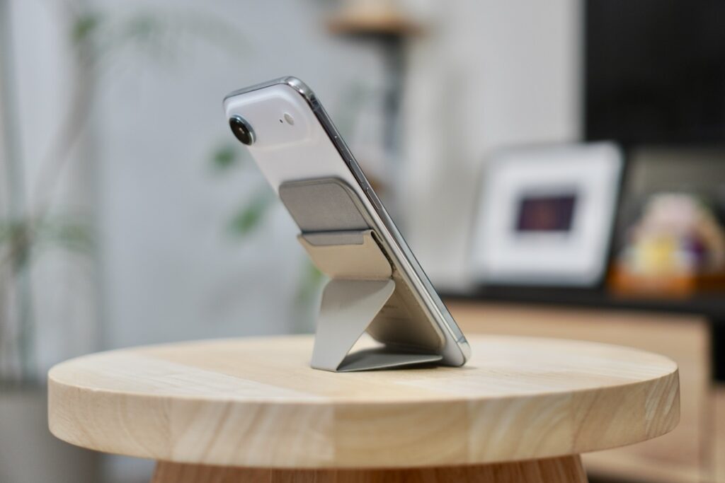 MOFT Snap-Onスマホスタンドの縦置き