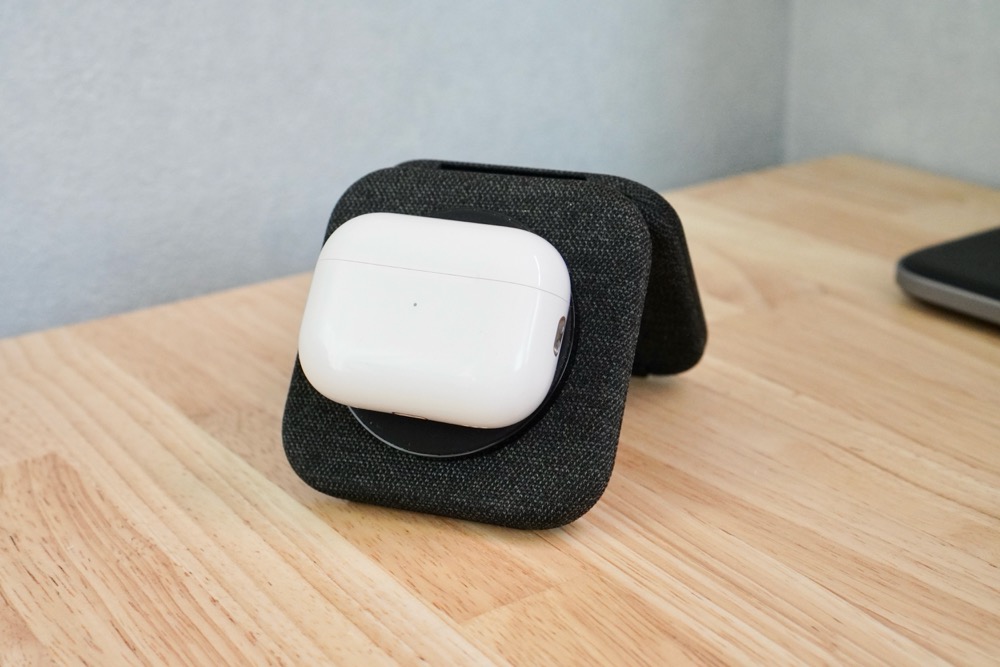 BoostCharge Pro Qi2 2-in-1 トラベルパッドでAirPods Proを充電
