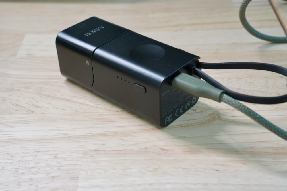USB-Cケーブルでモバイルバッテリー本体を充電