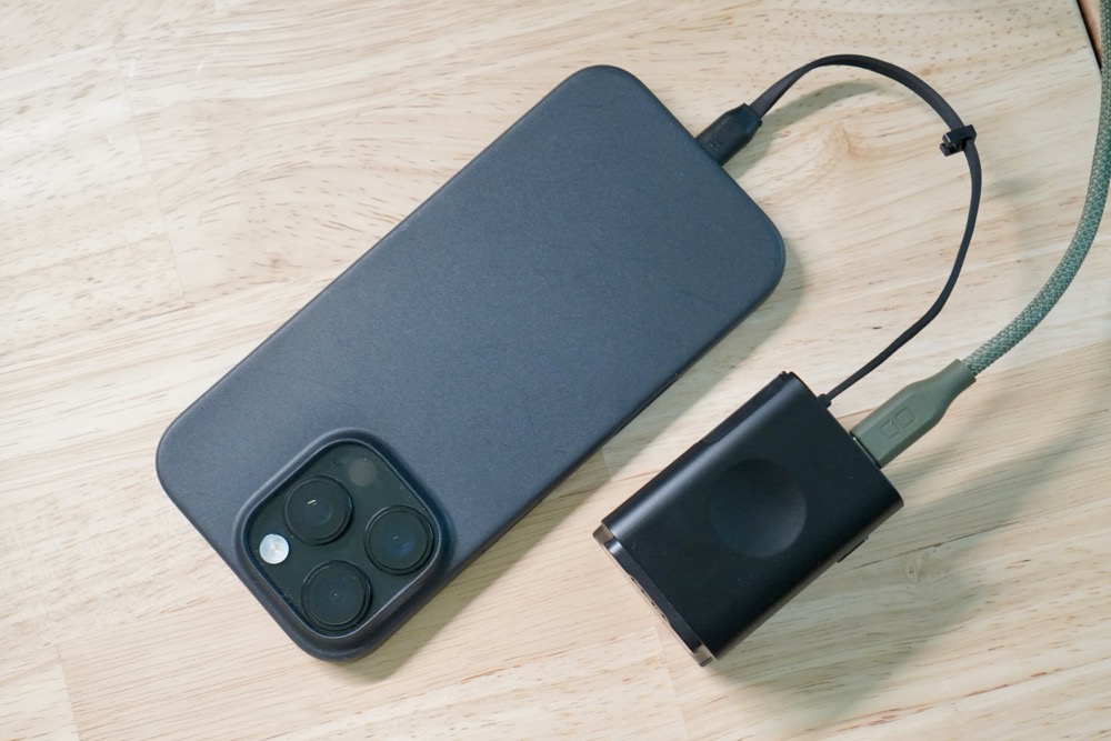 パススルー充電でスマホとモバイルバッテリーを同時に充電