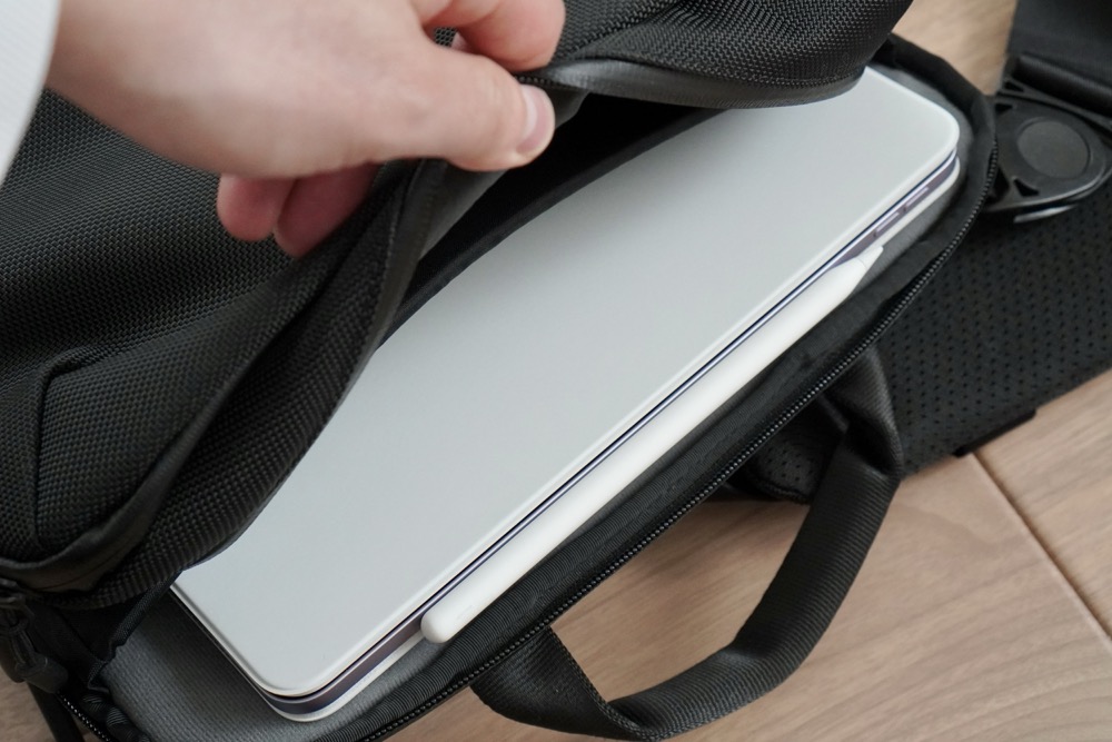 Magic Keyboardを装着したiPad Air 11インチを収納