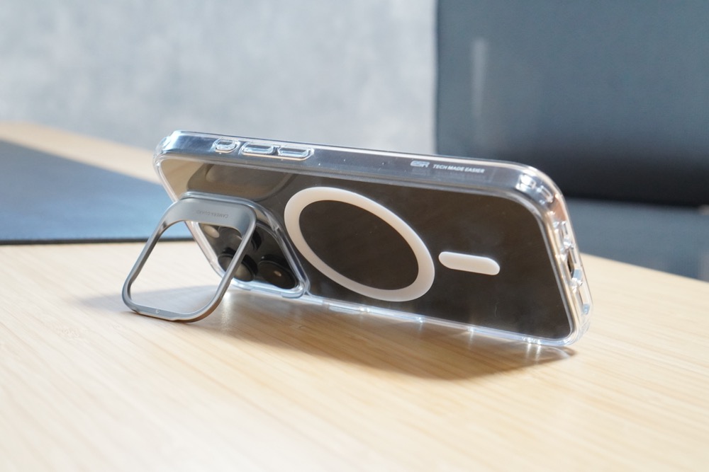 HYBRID CASE WITH STASH STANDでiPhoneを横置きした様子