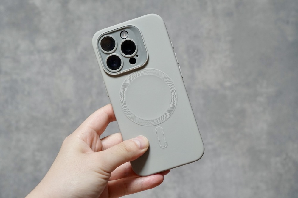 ESR SOFTCASEをiPhone 16 Proに装着