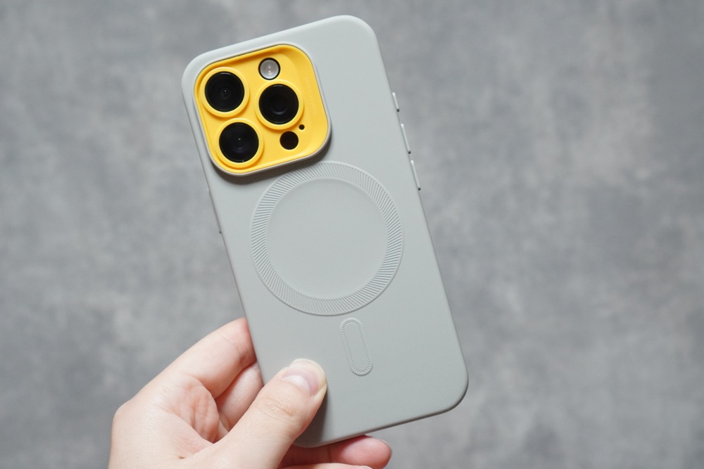 ESR SOFTCASEのカメラフレームを黄色に変更