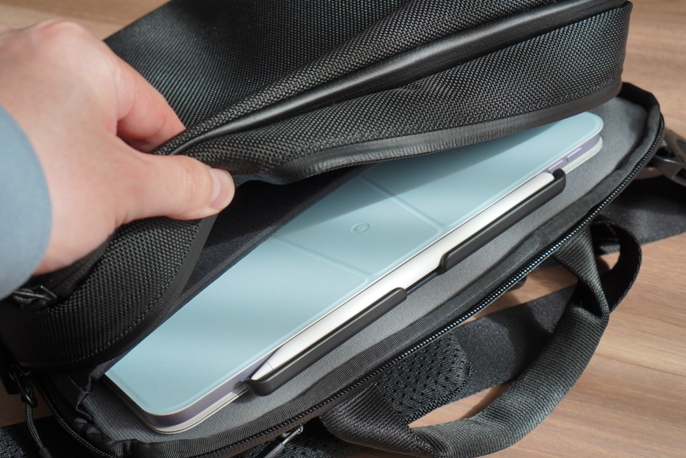 TOKYO TECHPACK SLINGにMOFTダイナミックフォリオを収納した様子