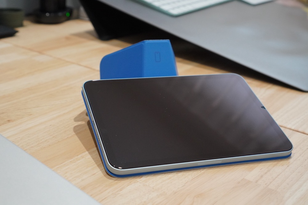iPadの上にスマホを置くスペースを作れる