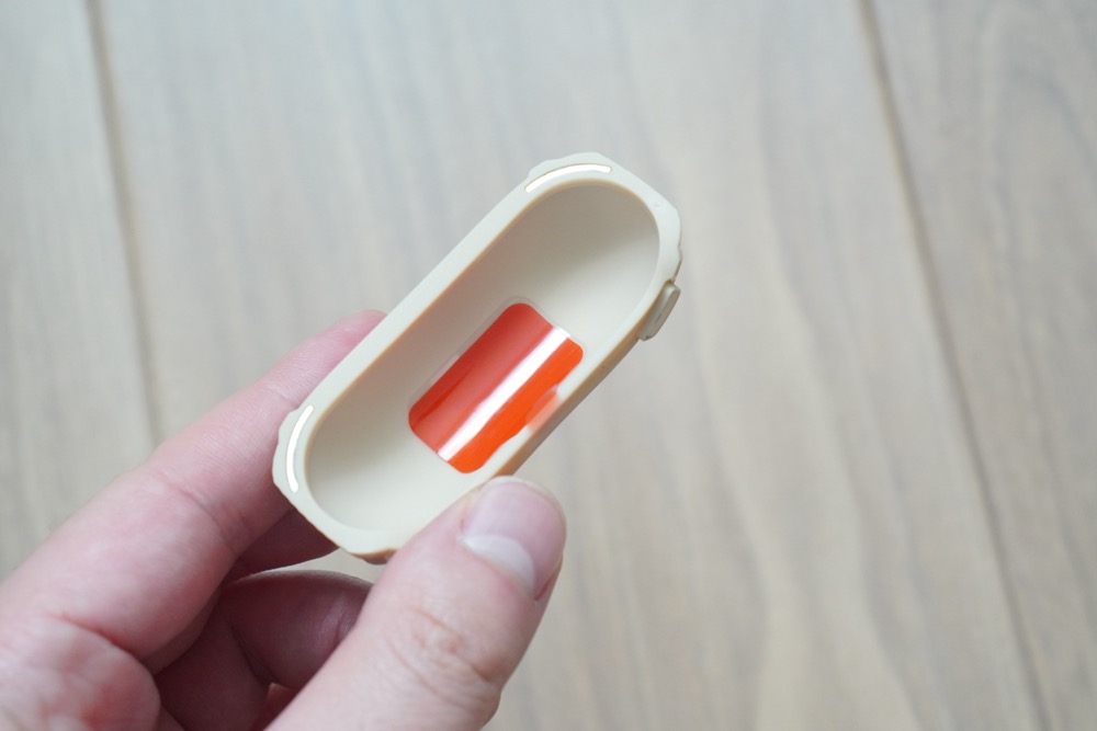 蓋を貼り付ける粘着テープ