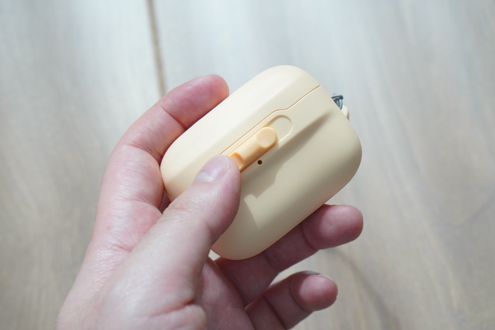前面には片手で操作できるロック付き