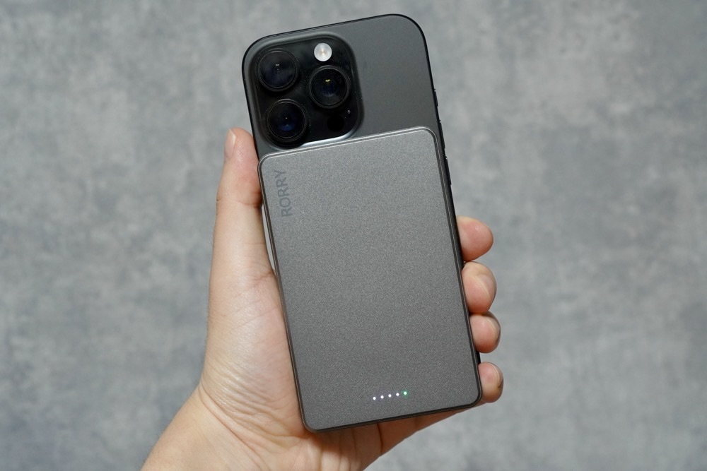 モバイルバッテリーをiPhone 16 Proに装着