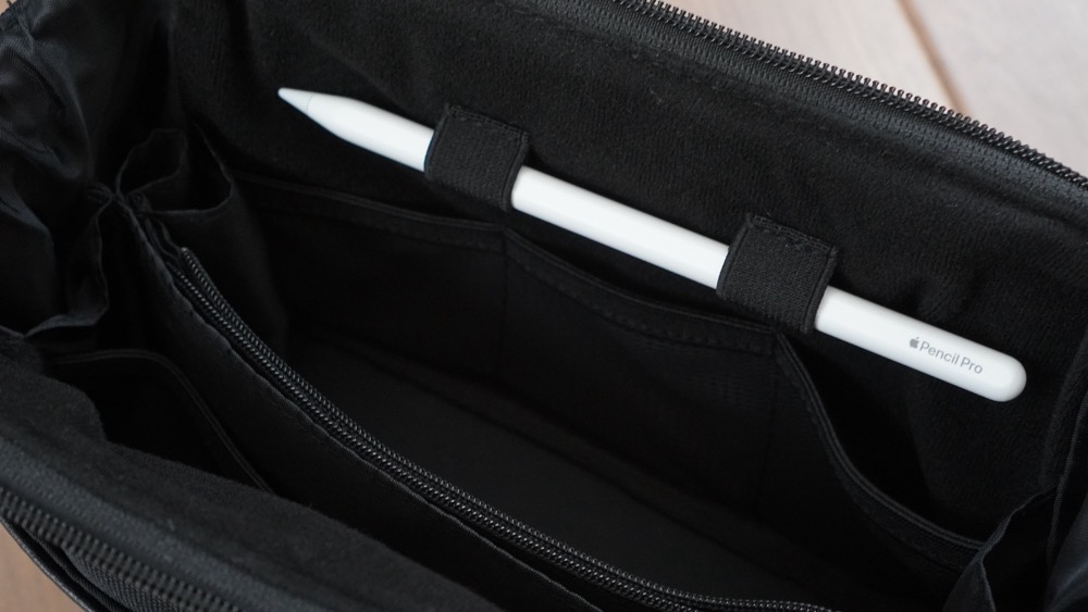内側にはApple Pencilホルダー