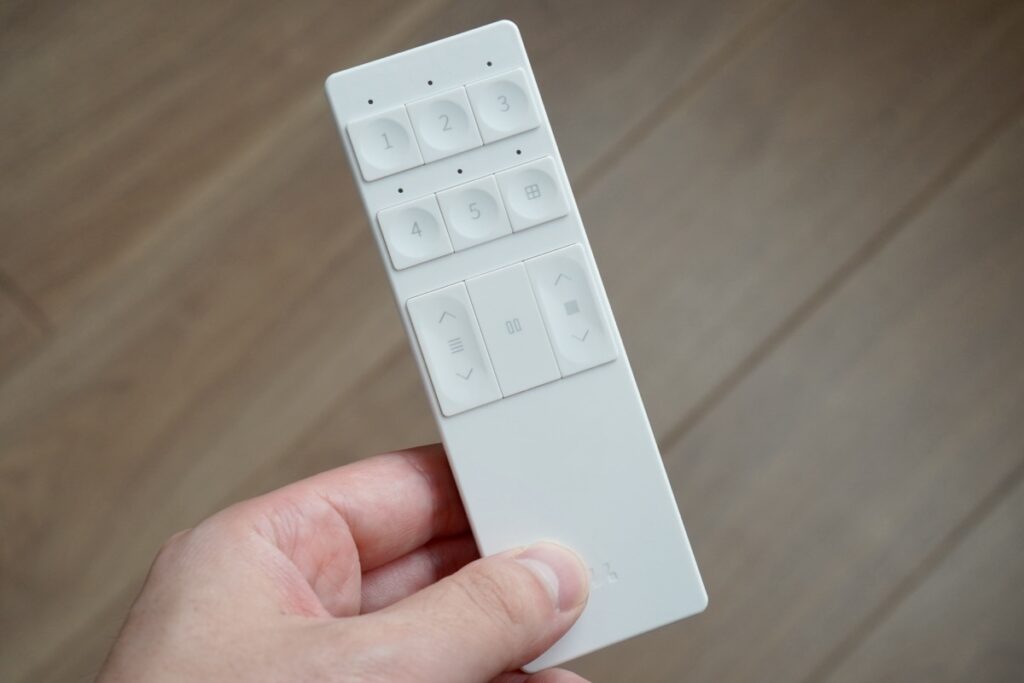 Moodify電動ハニカムシェードのリモコン