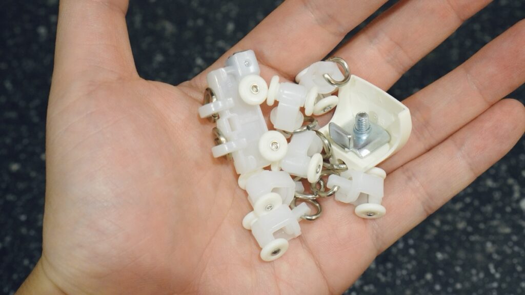 Moodify電動ハニカムシェードの取り付け前にカーテンレールのコマを全て外す