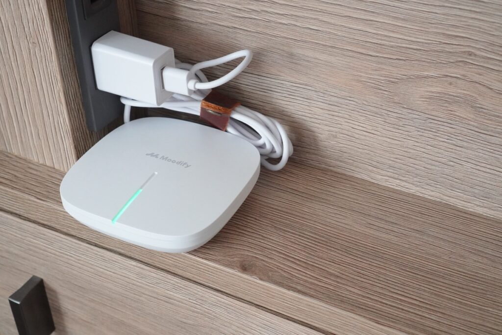 Moodify電動ハニカムシェードの専用ハブを設置