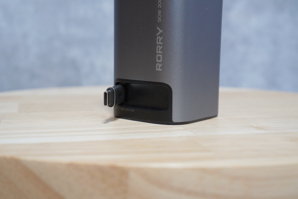 USB-C内蔵ケーブルの端子はマグネットで固定されている