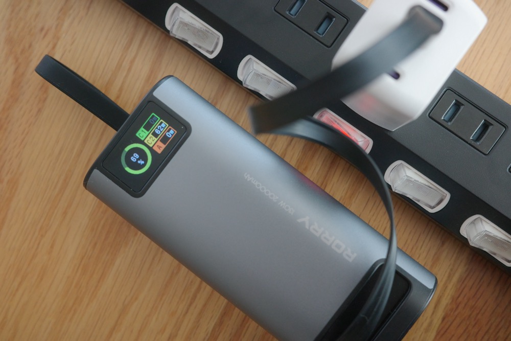 RORRY H4は、内蔵ケーブルで本体を充電できる