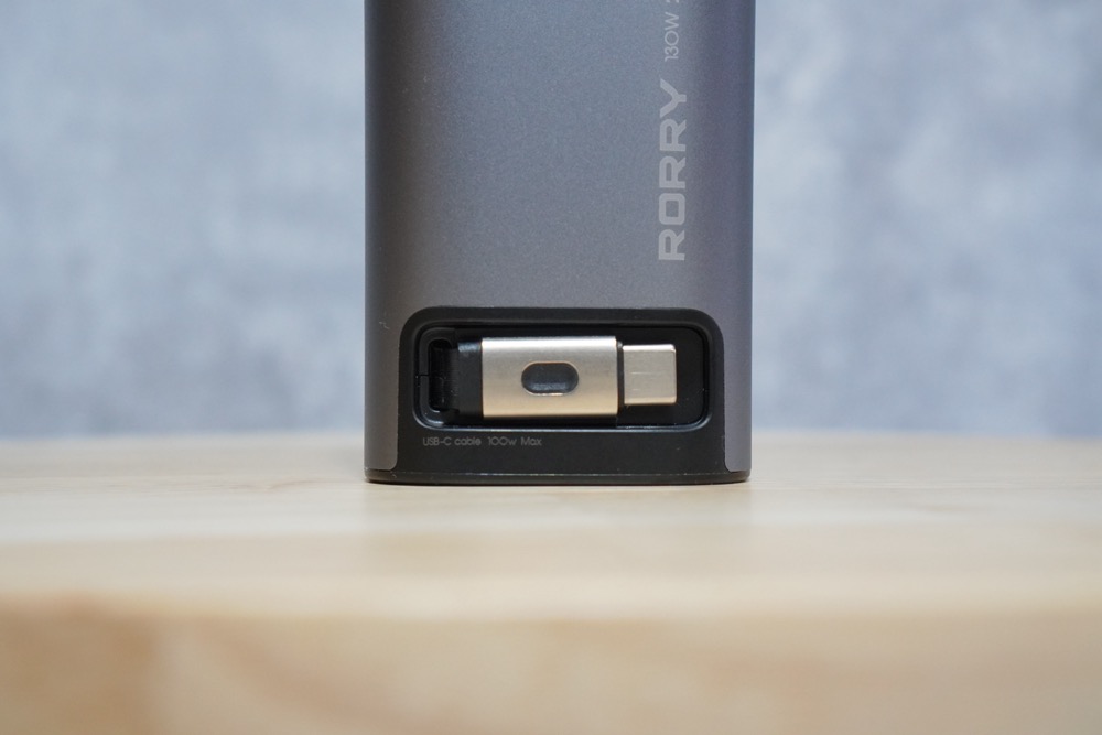 マグネットで固定されている内蔵USB-Cケーブル
