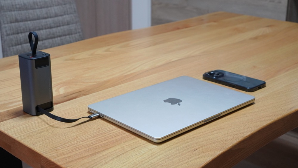 RORRY H4の内蔵ケーブルでゆとりをもってMacBook Airを充電する様子