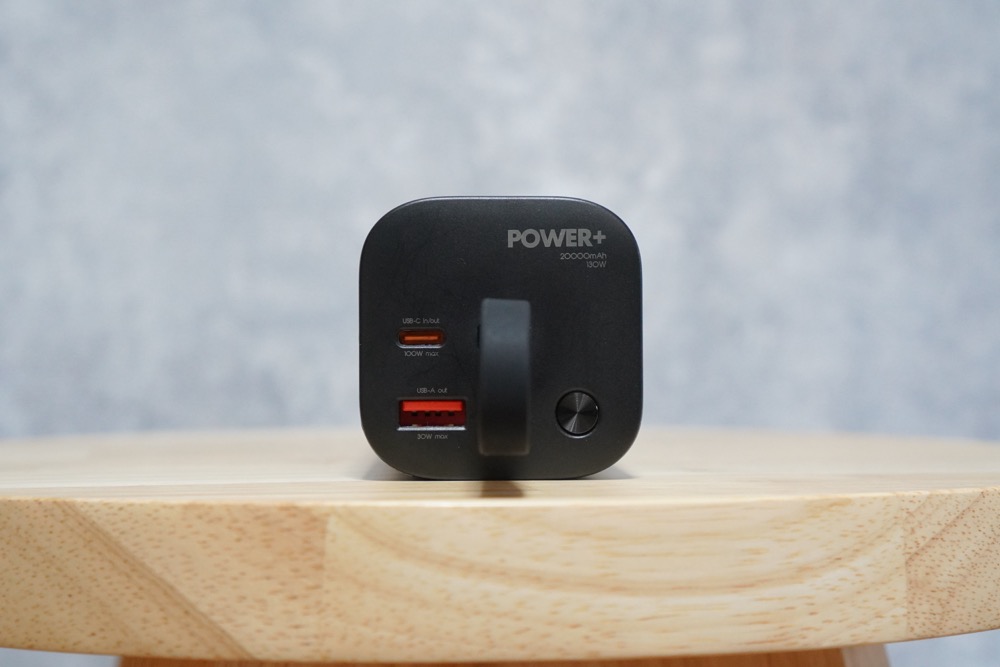 USB-Aポート、USB-Cポート、ハンドルを搭載