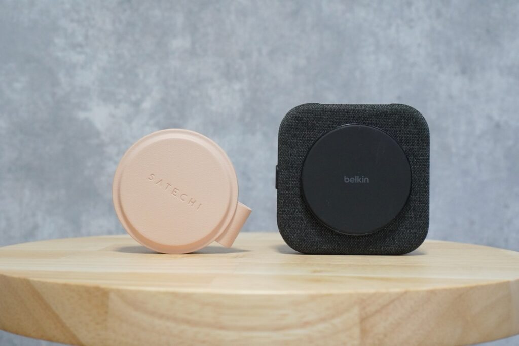 Satechi OntheGO 2-in-1ワイヤレス充電器とBoostCharge Pro Qi2 2-in-1 トラベルパッドの比較