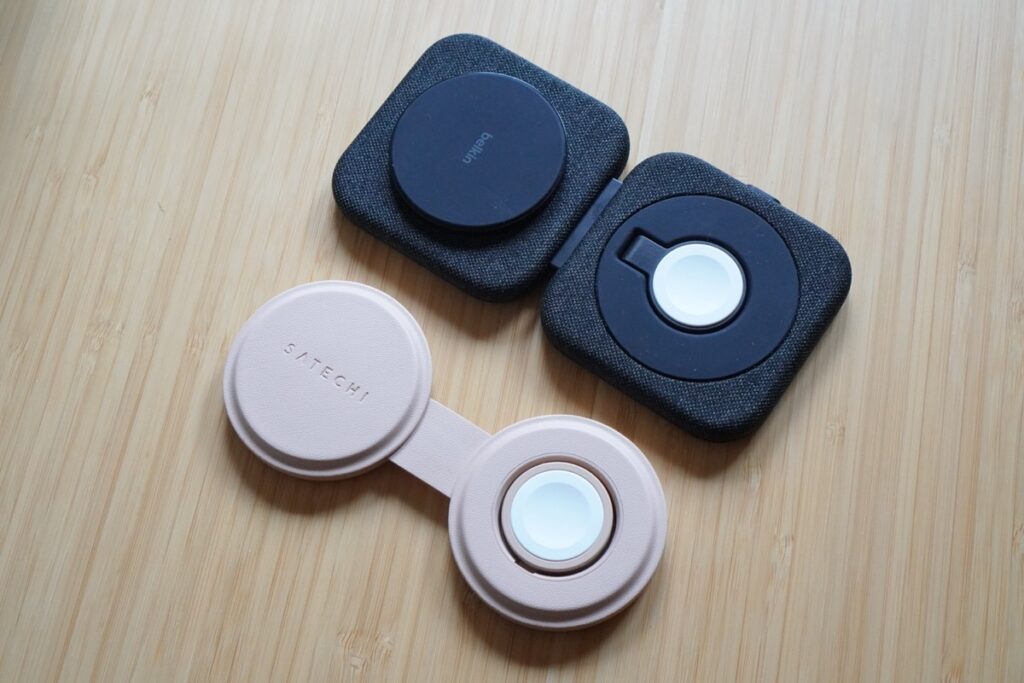 Satechi OntheGO 2-in-1ワイヤレス充電器とBelkin BoostCharge Pro Qi2 2-in-1トラベルパッドを開いた様子