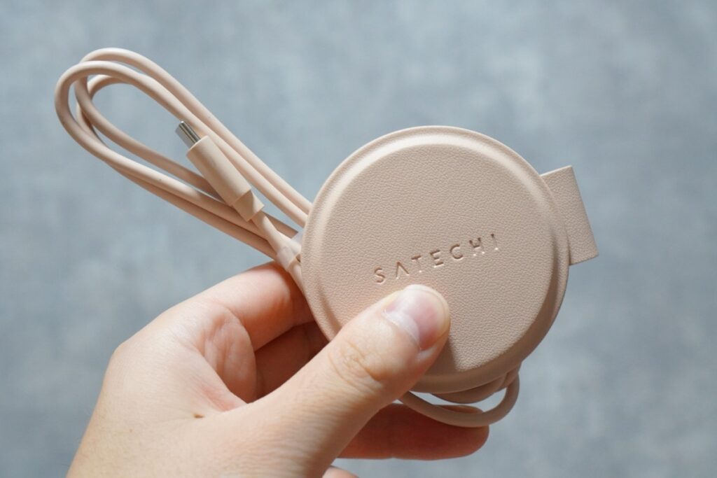 Satechi OntheGO 2-in-1ワイヤレス充電器には、本体と同じカラーのケーブルが付属している