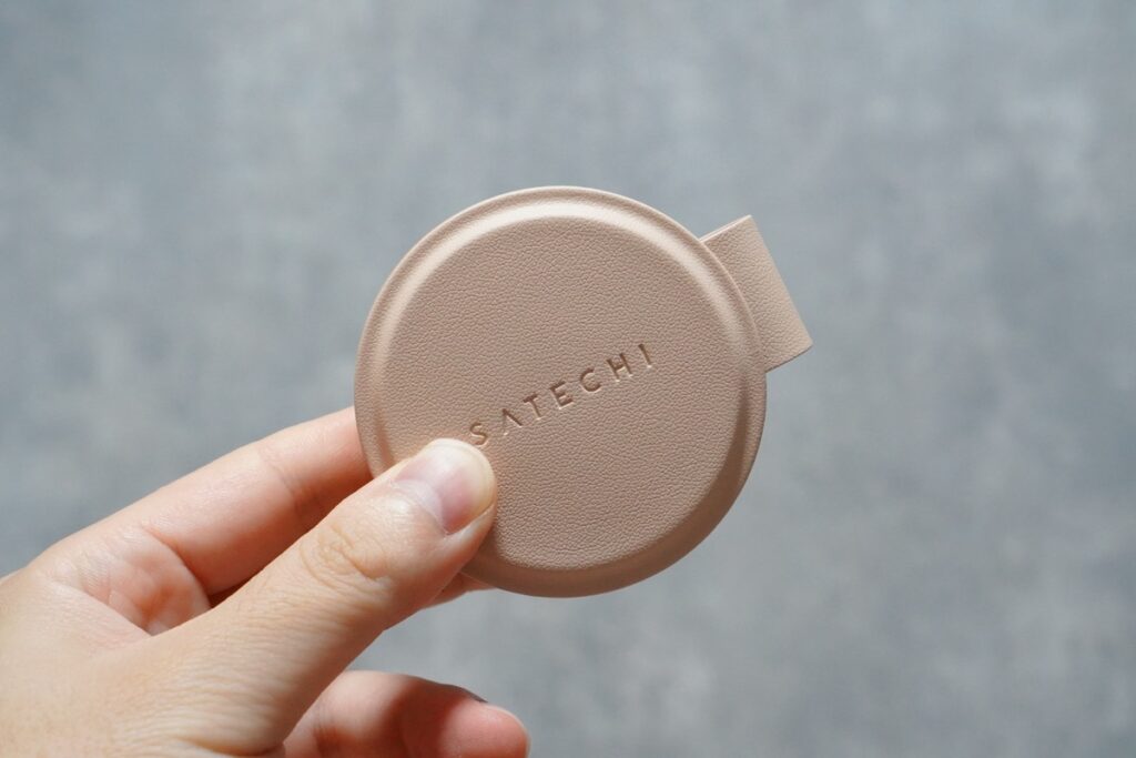 Satechi OntheGO 2-in-1ワイヤレス充電器は、コンパクトな折りたたみ式デザイン