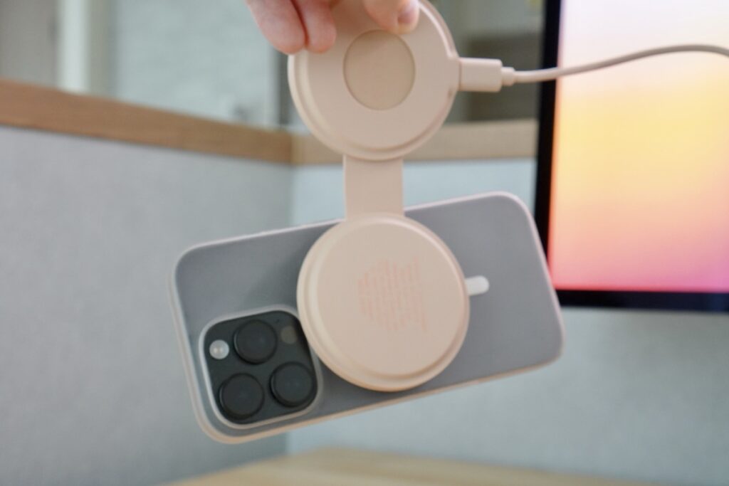 MagSafeによるマグネット固定に対応したSatechi OntheGO 2-in-1ワイヤレス充電器