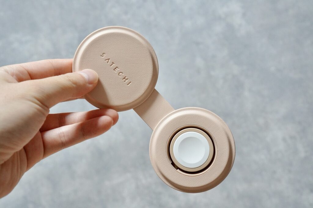 Satechi OntheGO 2-in-1ワイヤレス充電器を開いた様子
