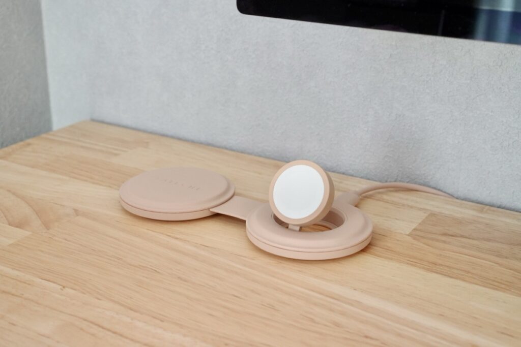 Satechi OntheGO 2-in-1ワイヤレス充電器をデスクに設置
