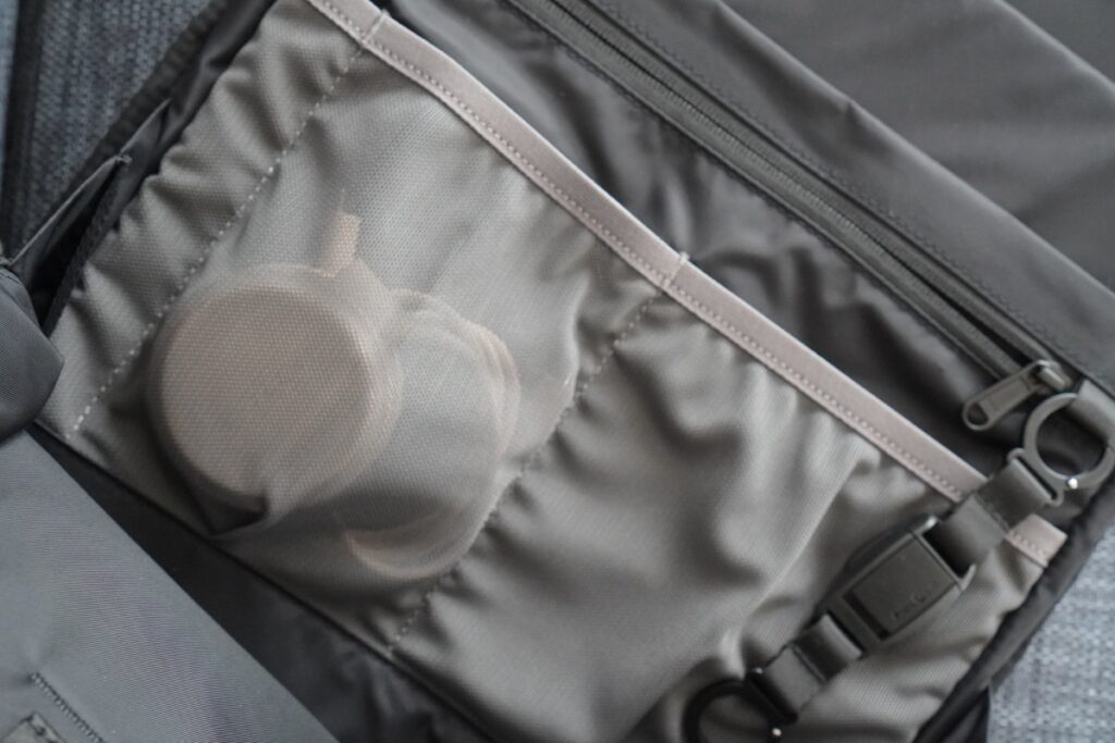 Satechi OntheGO 2-in-1ワイヤレス充電器をリュックのポケットに収納